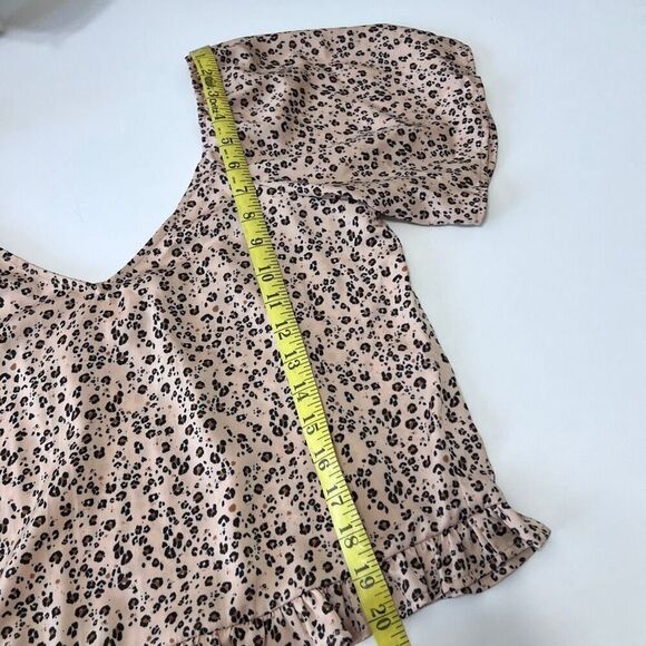 Saltwater Luxe tan and black leopard crop top with ruffle bottom v neck medium - Picture 5 of 10